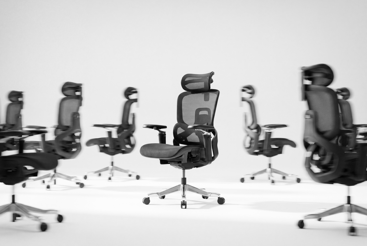 Ghế công thái học HyperWork Flow nổi bật giữa nhiều mẫu ghế chuyển động trong không gian tối giản